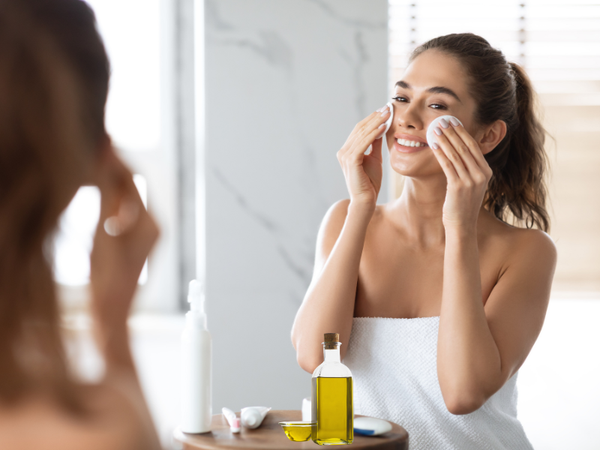 Dùng dầu tẩy trang trên nền da khô (Ảnh minh họa)