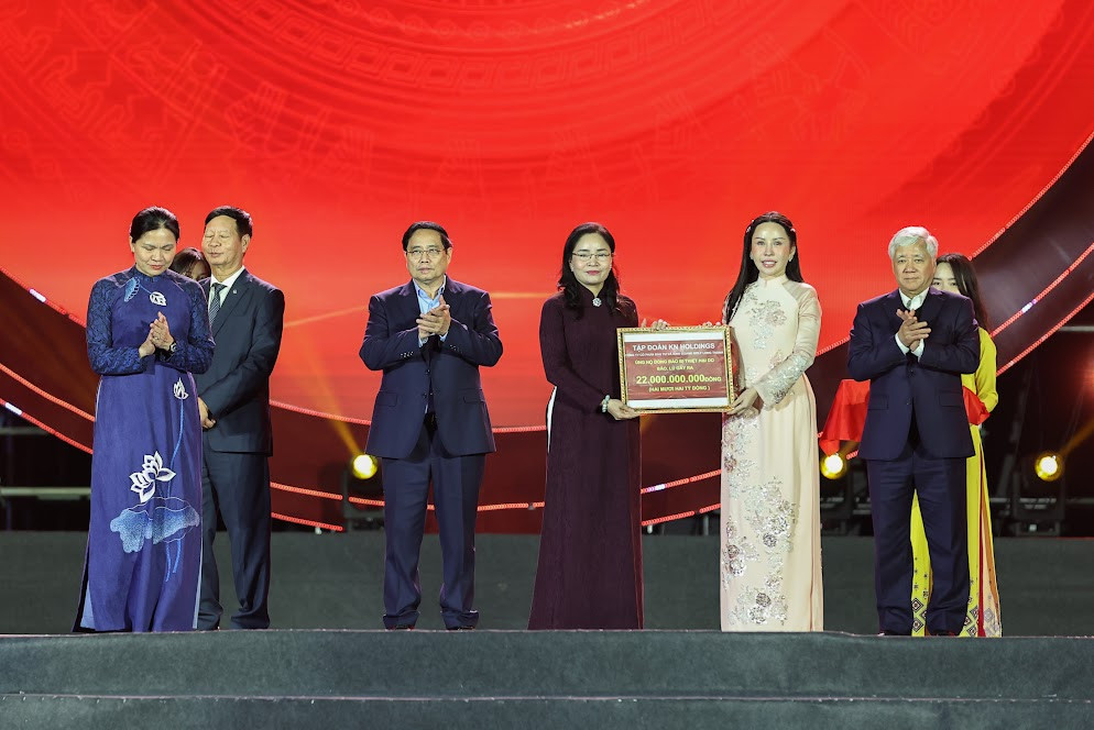 Các tập thể, doanh nghiệp trao tiền quyên góp ủng hộ đồng bào Miền Trung - Tây Nguyên bị thiệt hại do mưa lũ gây ra với tổng số tiền 540 tỷ đồng (Ảnh: VGP/Nhật Bắc)