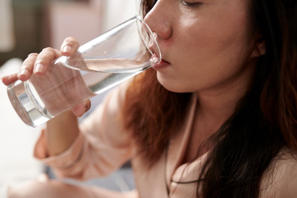 Khi ngủ cơ thể mất nước qua hơi thở và mồ hôi, dẫn đến hiện tượng khát nước vào ban đêm (Ảnh minh họa)
