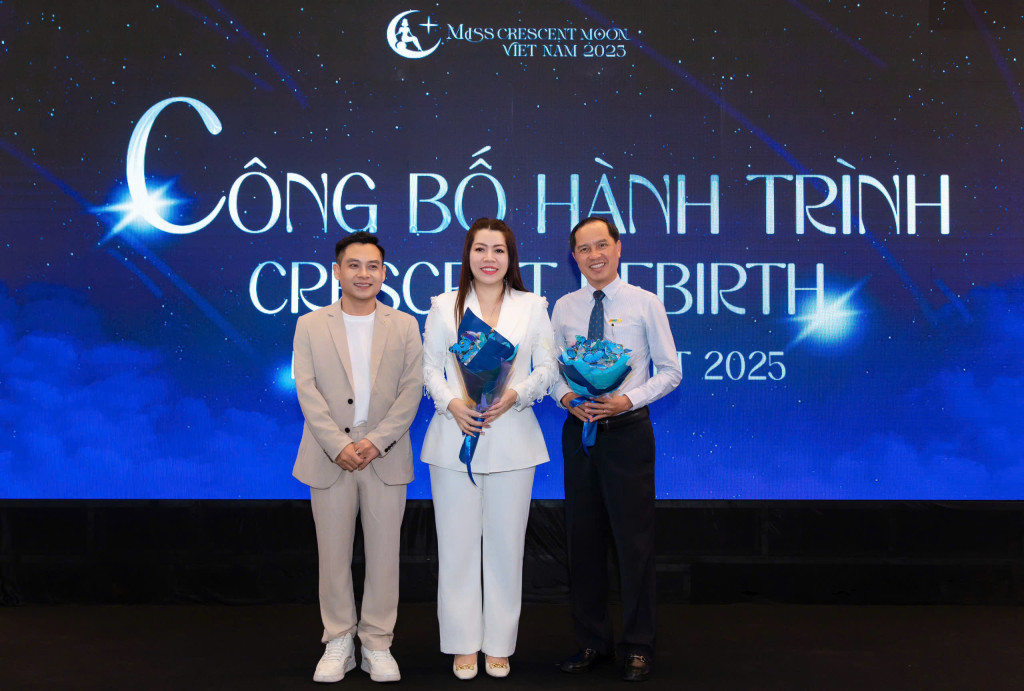 Ban tổ chức Hoa hậu Trăng Khuyết cùng các nhà đồng hành. Ảnh Thọ Nguyễn