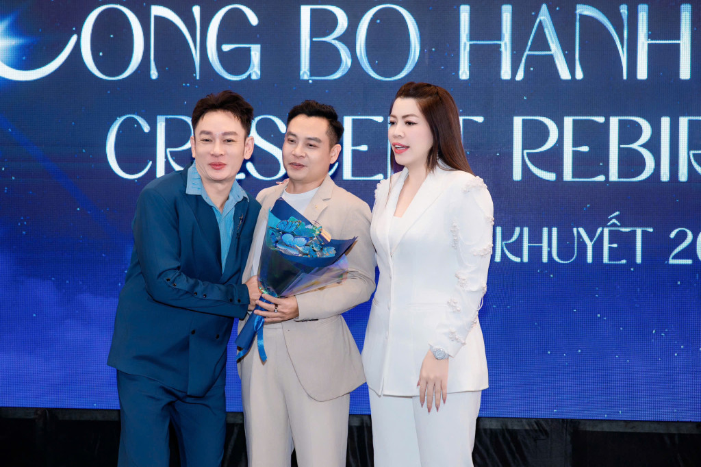 Ông Nguyễn Đình Phúc cùng Trưởng ban giám khảo Hoa hậu Trăng Khuyết và nhà đồng hành. Ảnh Thọ Nguyễn
