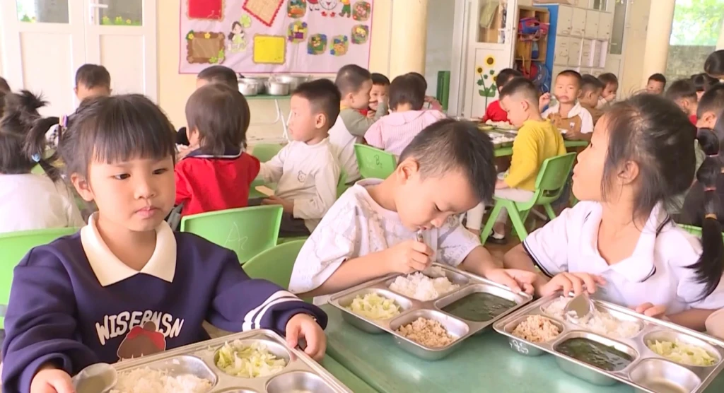 Bữa ăn bán trú tại trường góp phần kéo giảm tỷ lệ suy dinh dưỡng của trẻ em miền núi (Ảnh: Hương Quỳnh)