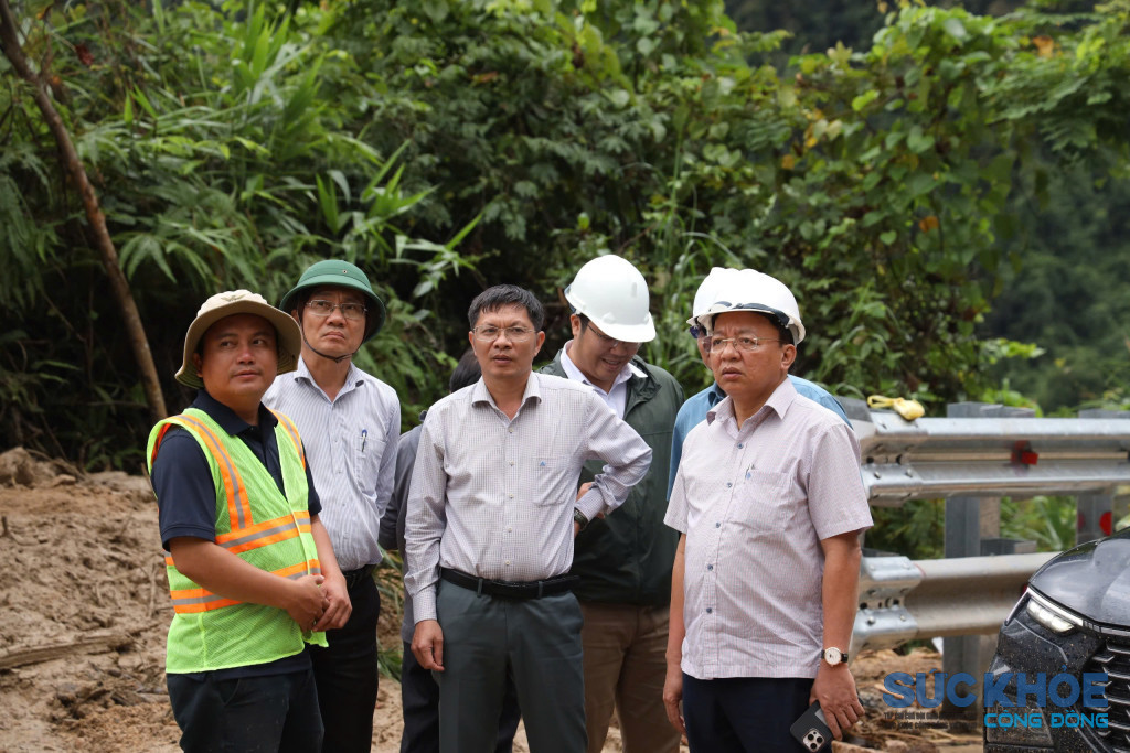 Phó Chủ tịch UBND tỉnh Khánh Hòa Lê Huyền kiểm tra công tác khắc phục sạt lỡ tại đèo Khánh Lê (Ảnh: Thanh Huy)