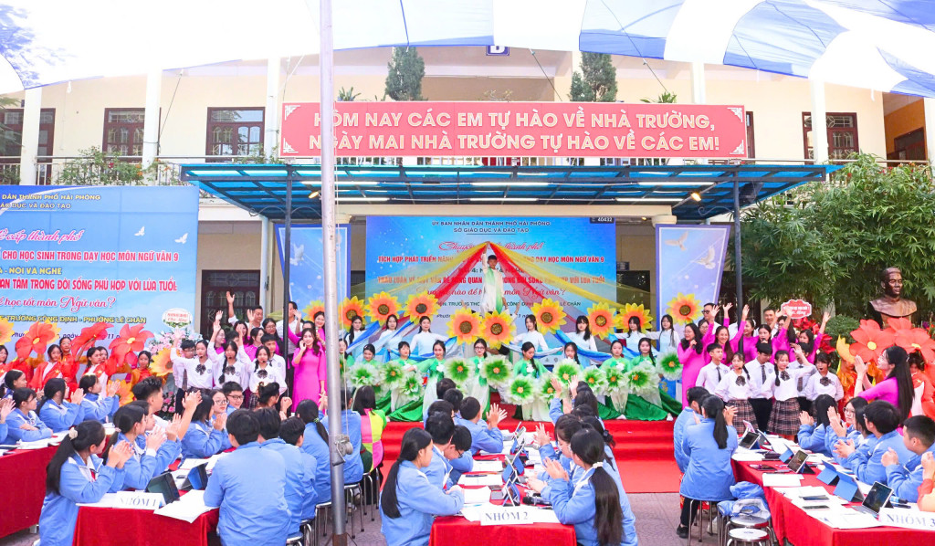 Các em học sinh phấn khởi tham gia chương trình