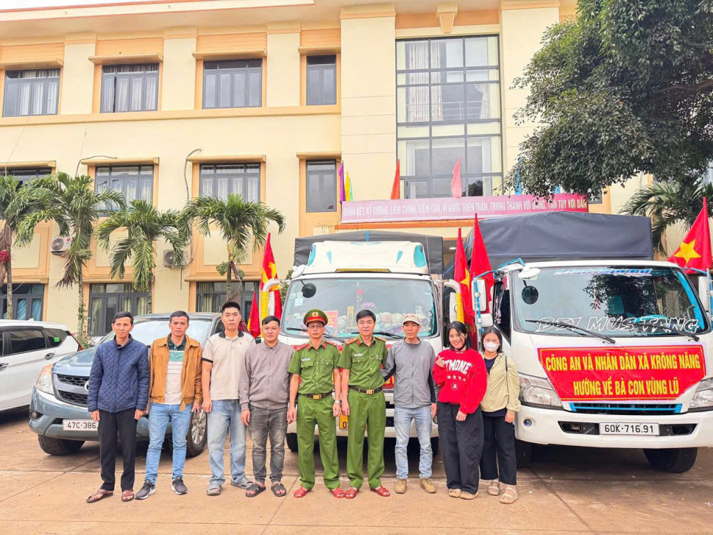 Các chiến sĩ công an và các mạnh thường quân 