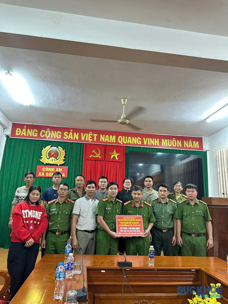 Tình cảm nghĩ tình của Chiến sĩ công an và Mạnh thường quân vơi bà con vùng lũ (ảnh: Hồng Anh)