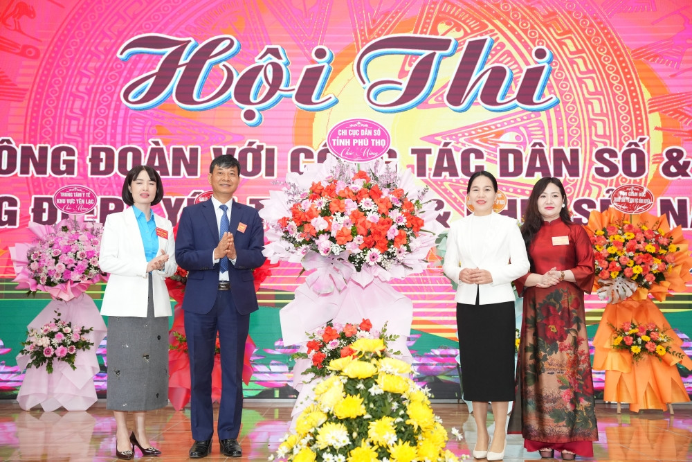 Bà Tô Thị Bích Liên, Phó Chi cục Trưởng Chi cục Dân số tỉnh Phú Thọ tặng hoa chúc mừng hội thi
