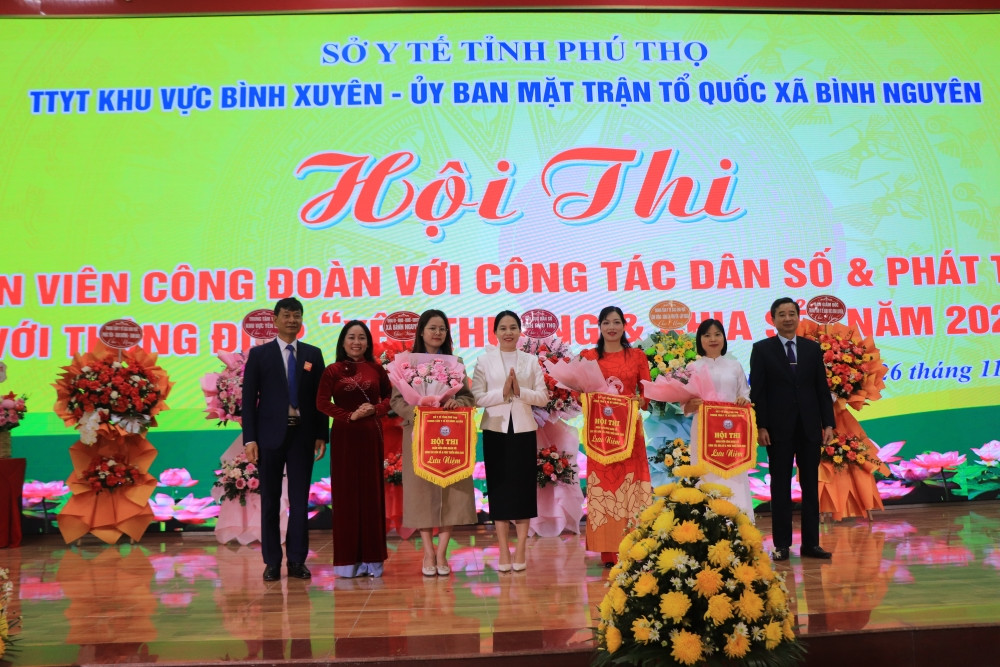 Ban tổ chức trao cờ cho các đội thi