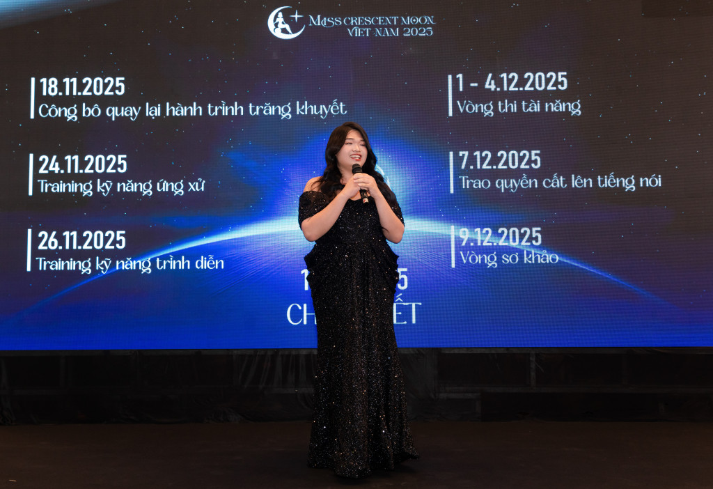 Khoảnh khắc Jennie Nguyễn chia sẻ cảm xúc về hành trình đồng hành cùng Hoa hậu Trăng Khuyết Việt Nam. Ảnh Thọ Nguyễn