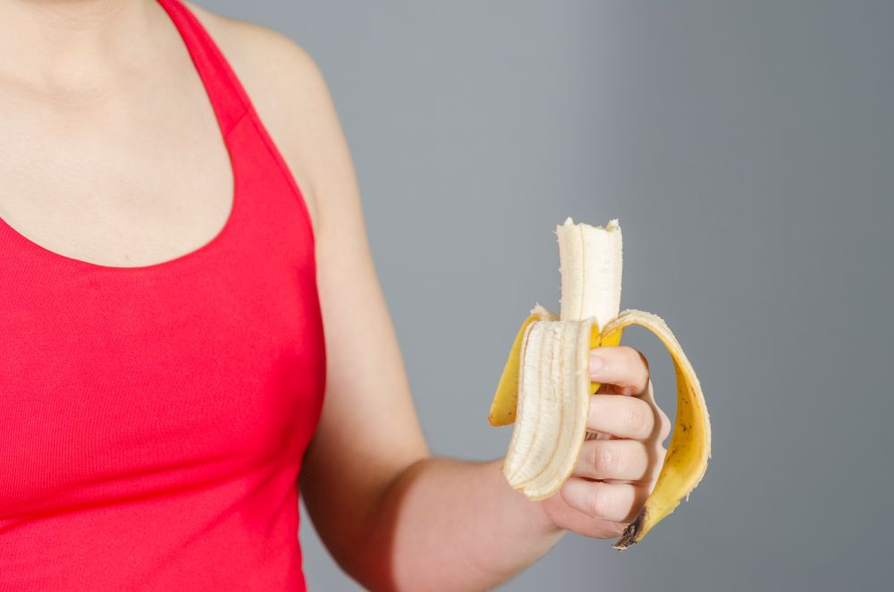 Chuối chứa nhiều khoáng chất có tác dụng làm giãn cơ và làm dịu hệ thần kinh (Ảnh minh họa)
