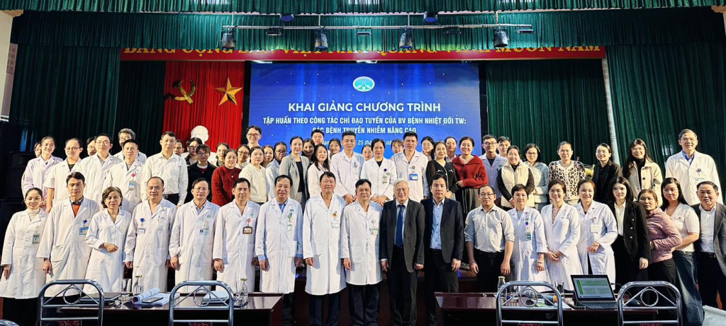 Đại biểu tham gia khai giảng lớp tập huấn “Các bệnh truyền nhiễm nâng cao” (Ảnh: PV)