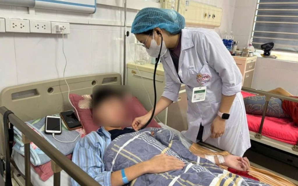 Bác sĩ thăm khám cho bệnh nhân bị nhiễm vi khuẩn tụ cầu vàng (Ảnh: BVCC)