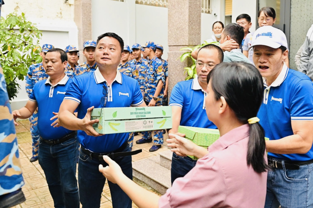Hàng trăm nghìn sản phẩm dinh dưỡng Vinamilk được anh Nguyễn Xuân Tùng – Giám đốc Kinh doanh miền Trung và các cán bộ công nhân viên Vinamilk kịp thời trao tặng - Ảnh: Vi Nam