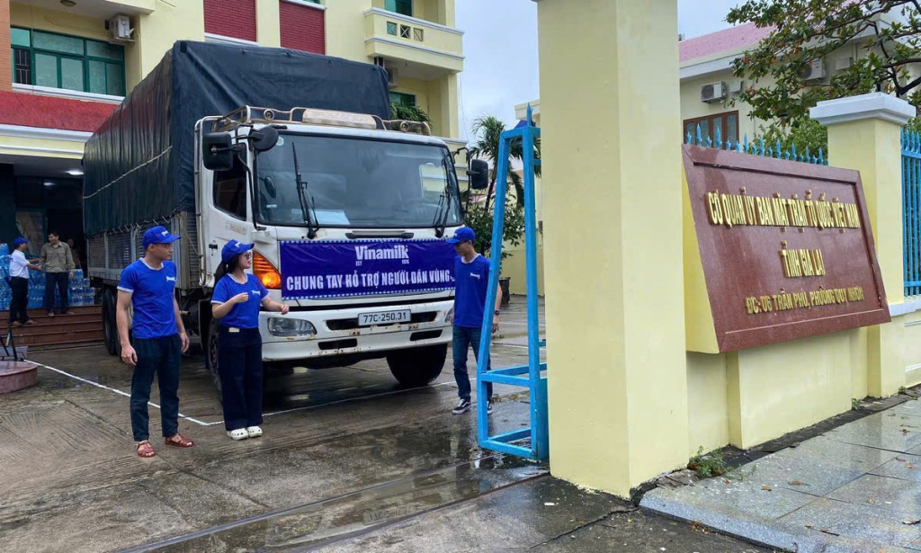 Chuyến xe dinh dưỡng Vinamilk đến với bà con vùng lũ Gia Lai - Ảnh: Vi Nam