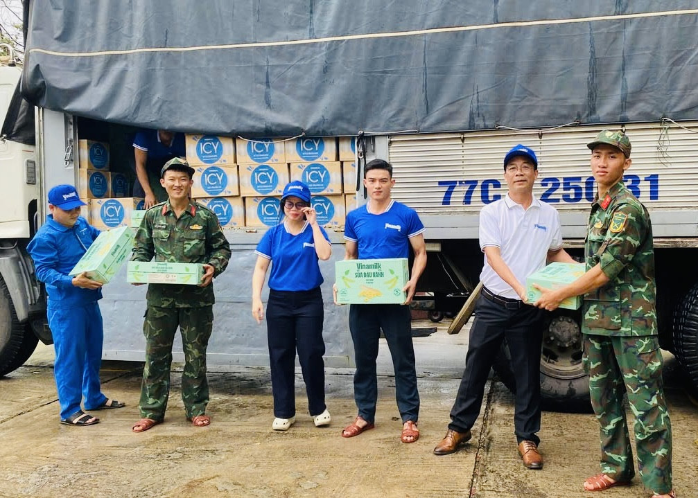 Anh Nguyễn Xuân Bình – Giám đốc Nhà máy Sữa Vinamilk Bình Định cùng cán bộ công nhân viên công ty trao tặng sản  phẩm dinh dưỡng Vinamilk - Ảnh: Vi Nam