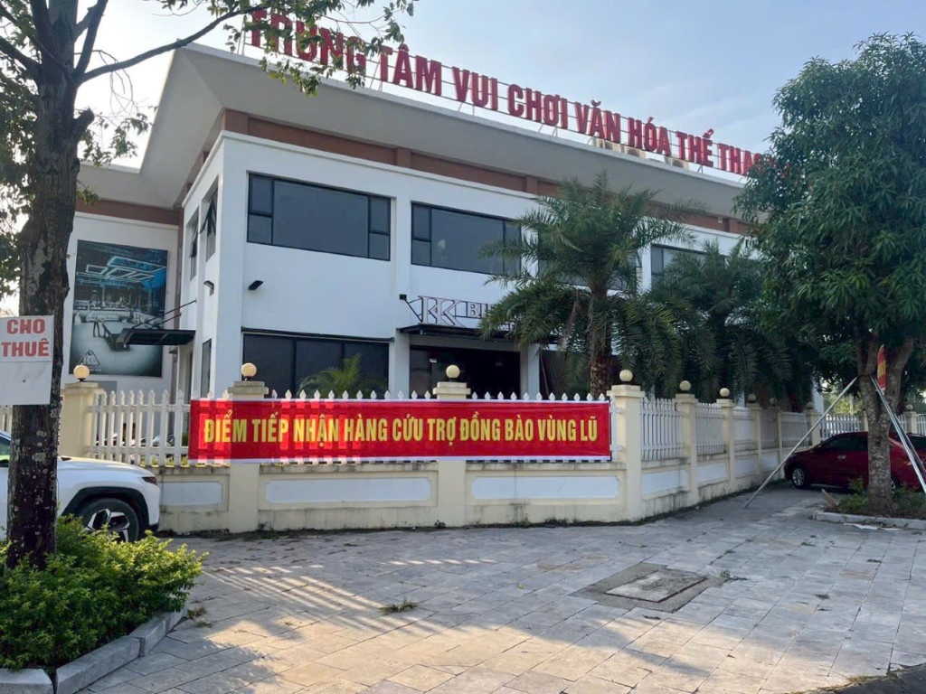 Điểm tiếp nhận hàng hóa ủng hộ vùng lũ tại trung tâm thể thao Phú Hùng