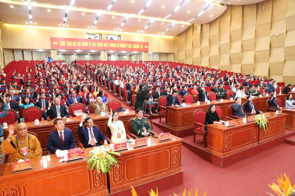 Các đại biểu tham gia biểu quyết tại đại hội (Ảnh: Anh Tuấn)