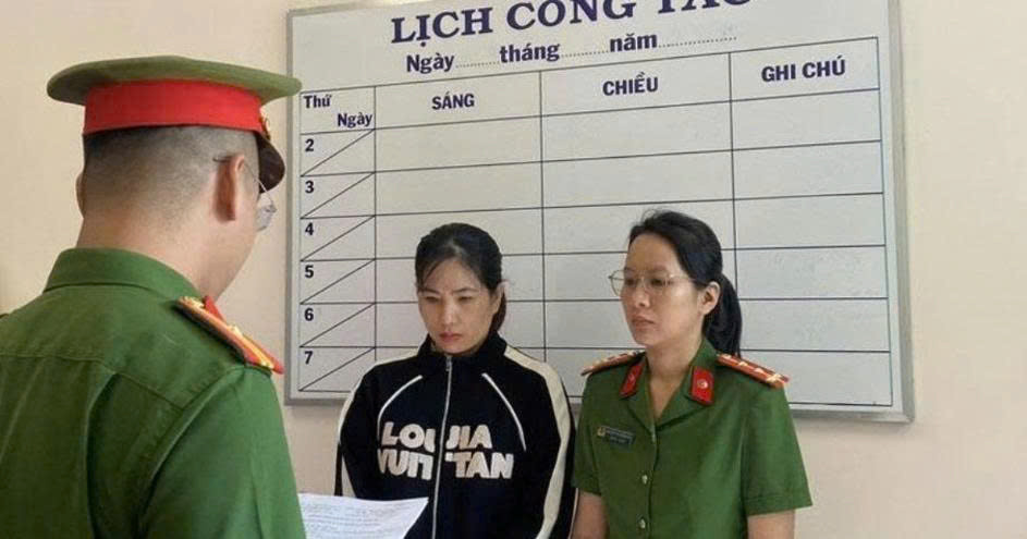 khoi-toCơ quan điều tra tống đạt quyết định khởi tố bị can Nguyễn Thị Hào (Ảnh:Công an tỉnh)
