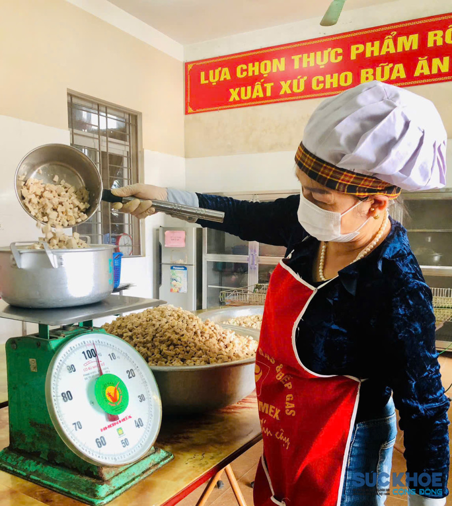 Chia khẩu phần cho các lớp bảo đảm đúng và đủ( ảnh: Đình Thơm)