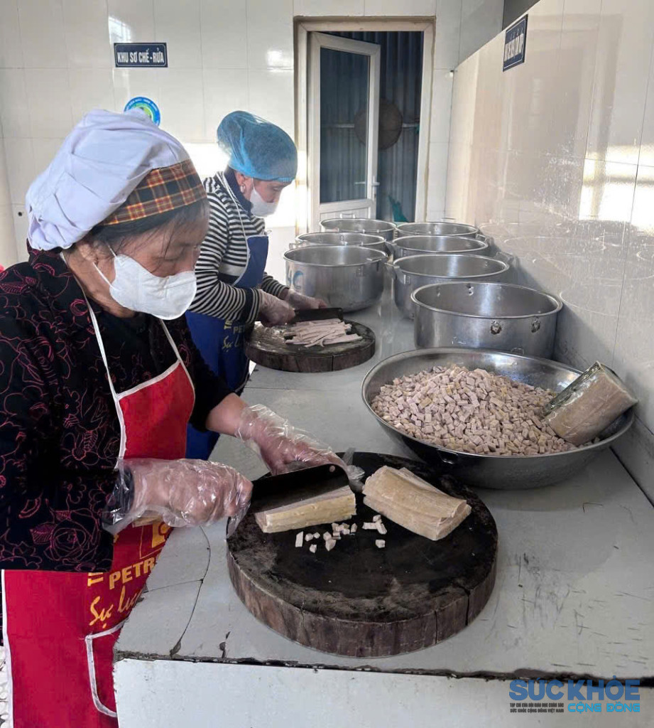 Thực phẩm được bảo đảm an toàn khi chế biến( ảnh: Đình Thơm)