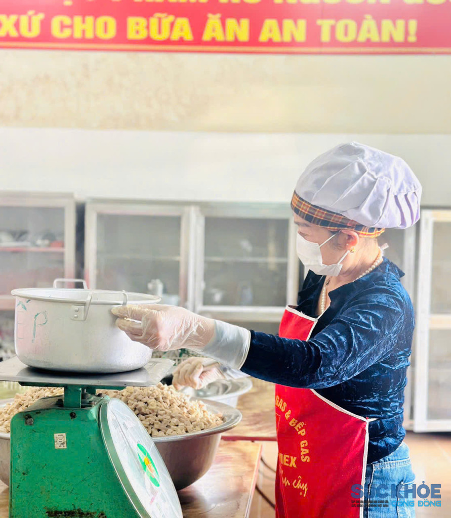 Chất lượng và số lượng thực phẩm luôn được bảo đảm (ảnh: Đình Thơm) 