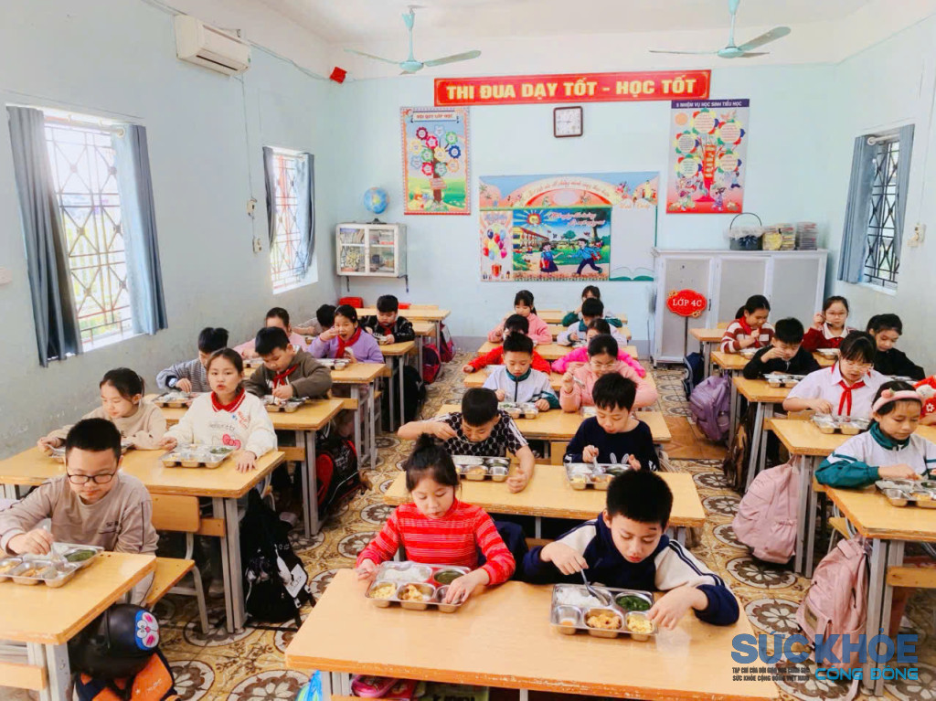 Giờ ăn cơm của học sinh( ảnh Đình Thơm)