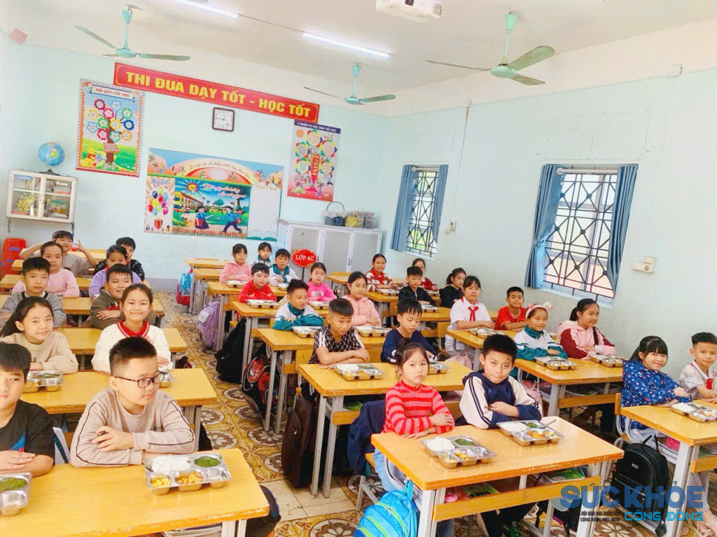 Trước giờ ăn cơm của học sinh trường tiểu học Minh Phương( ảnh Đình Thơm)