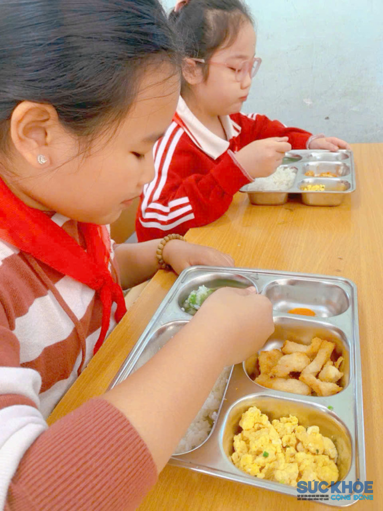 Học sinh ăn cơm theo xuất ăn của mình( ảnh Đình Thơm)