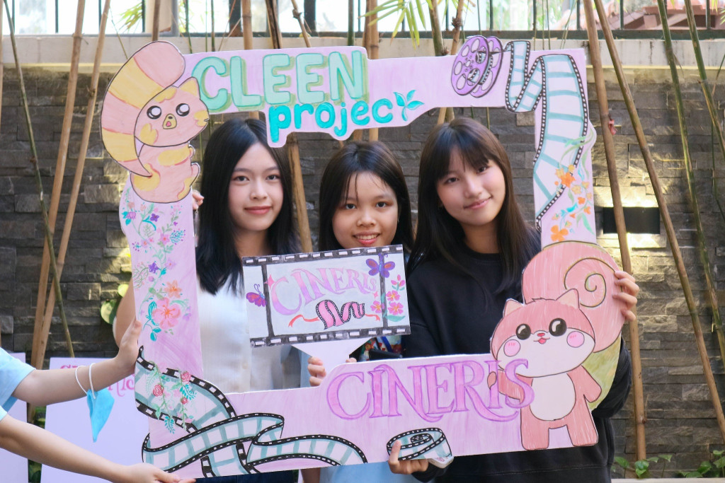 Người tham gia vui vẻ check-in tại workshop 