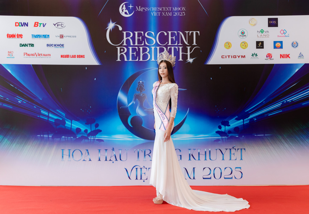 Quán quân Ambassador Celestia 2025 Trương Thị Bích Hòa Trương giới thiệu vương miện Harmony tại sự kiện Miss Crescent Moon Vietnam 2025.