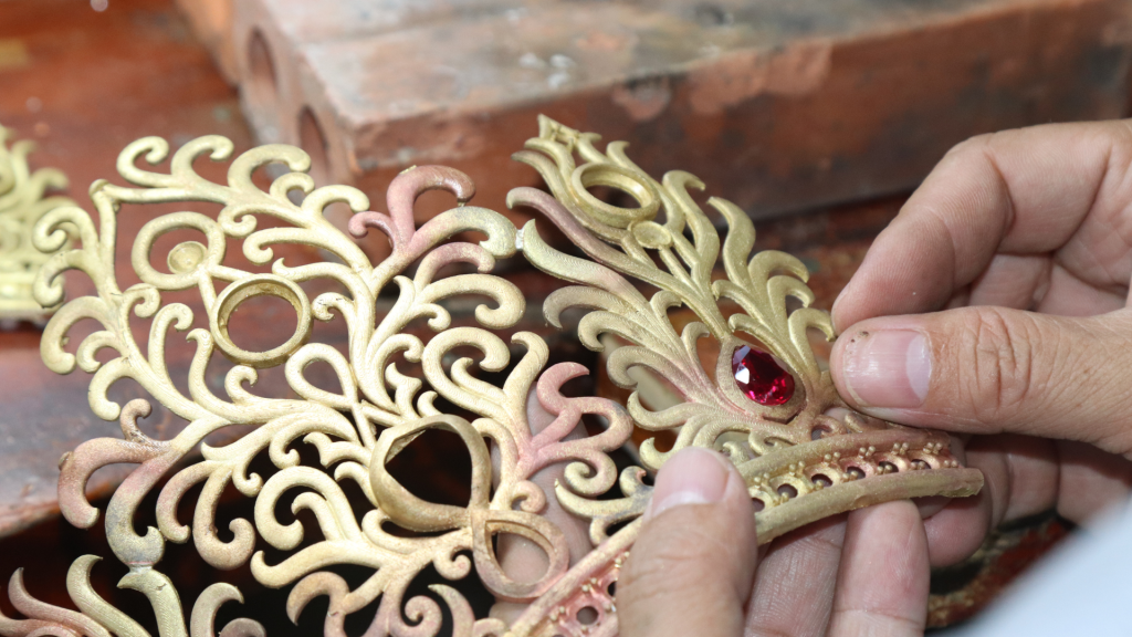 Vương miện “Harmony” – tác phẩm nghệ thuật được giới thiệu tại sự kiện ngày 18-11. Ảnh Thọ Nguyễn