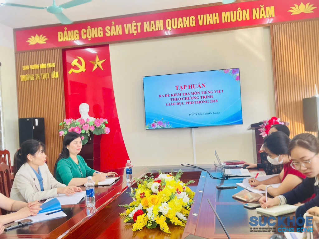 Sinh hoạt chuyên môn (ảnh Đình Thơm)