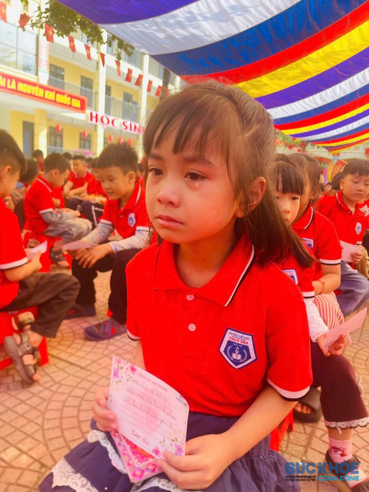 Cảm xúc yêu thương của trò thật đáng yêu( ảnh: ĐT) 