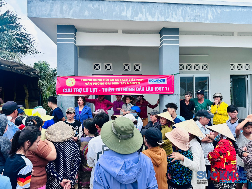 Đông đảo bà con đón nhận những món quà yêu thương do Hội GDCSSKCĐ Việt Nam trao tặng tại Thôn Mỹ Xuân 2, xã Hòa Thịnh, tỉnh Đắk Lắk (Ảnh: Thu an)