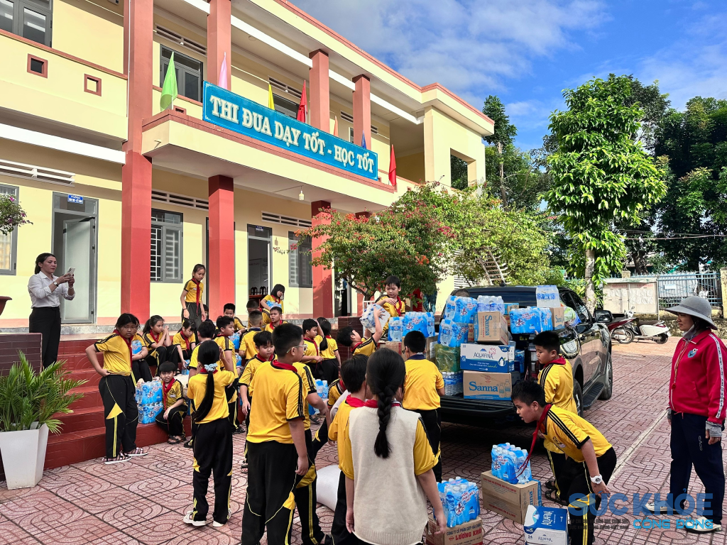 Hình ảnh Cô và trò Trường tiểu học Lê Văn Tám, phường Buôn Ma Thuột đang náo nức xếp nhu yếu phẩm cứu trợ (Ảnh: Thu An)