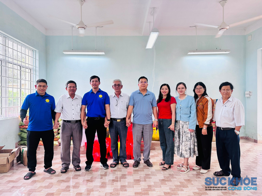 Những cái nắm tay ấm áp giữa Đoàn VACHE và Ban Giám hiệu Trường Tiểu học Hoà Đồng, thôn Mỹ Thuận Trong, xã Hòa Thịnh, tỉnh Đắk Lắk