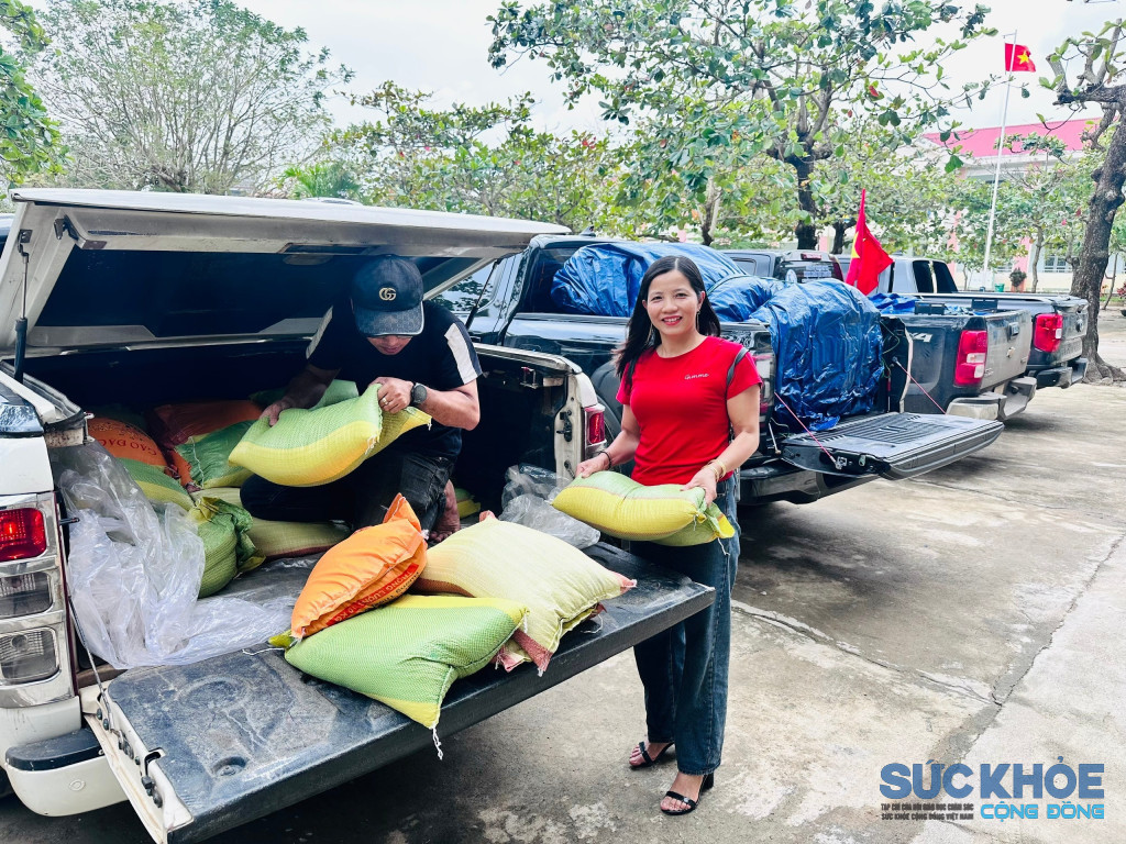 Cô giáo Trần Thị Nữ giáo viên Trường Tiểu học Hòa Đồng vui sướng đón nhận những món quà của Đoàn V