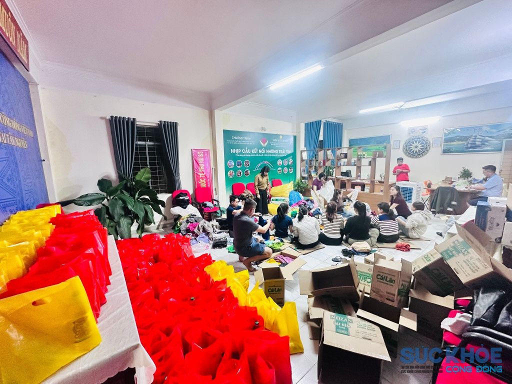 Nhu yếu phẩm được đóng gói trong đêm bởi hơn 15 đồng chí Đoàn thanh niên Công ty Thủy Lợi Đắk Lắk hỗ trợ và đồng hành (Ảnh: Thu An)