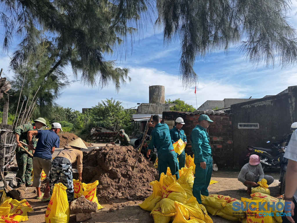 Công tác hỗ trợ người dân khắc phục hậu quả sau thiên tai vẫn đang được triển khai ở tất cả các địa phương bị ảnh hưởng bởi đợt mưa lũ vừa qua (Ảnh: Tiến Nguyễn)