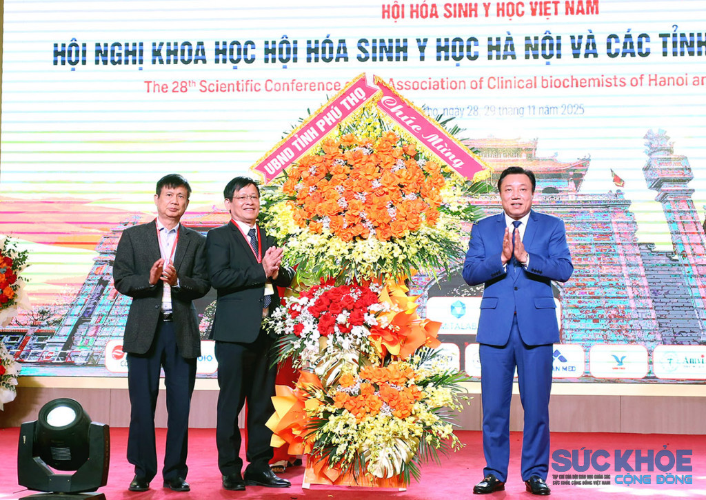 Phó Chủ tịch UBND tỉnh Nguyễn Huy Ngọc tặng lẵng hoa chúc mừng Hội Hóa sinh y học Hà Nội và các tỉnh phía Bắc( ảnh ĐT)