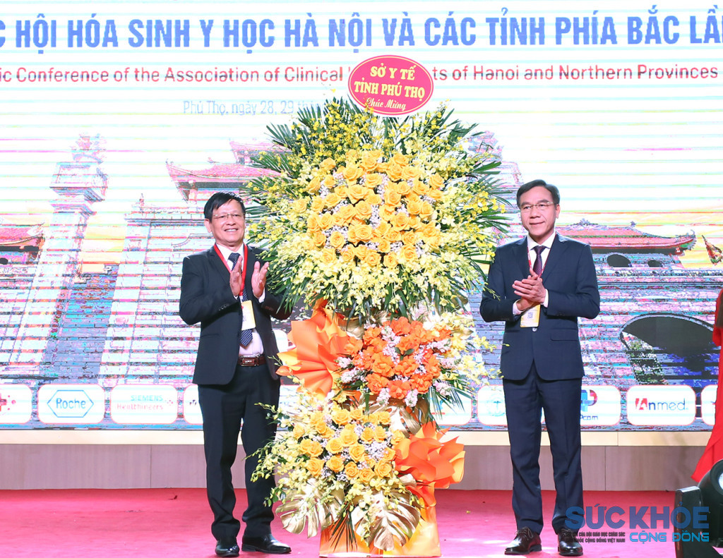Lãnh đạo Sở Y tế tặng hoa chúc mừng hội nghị( ảnh ĐT)