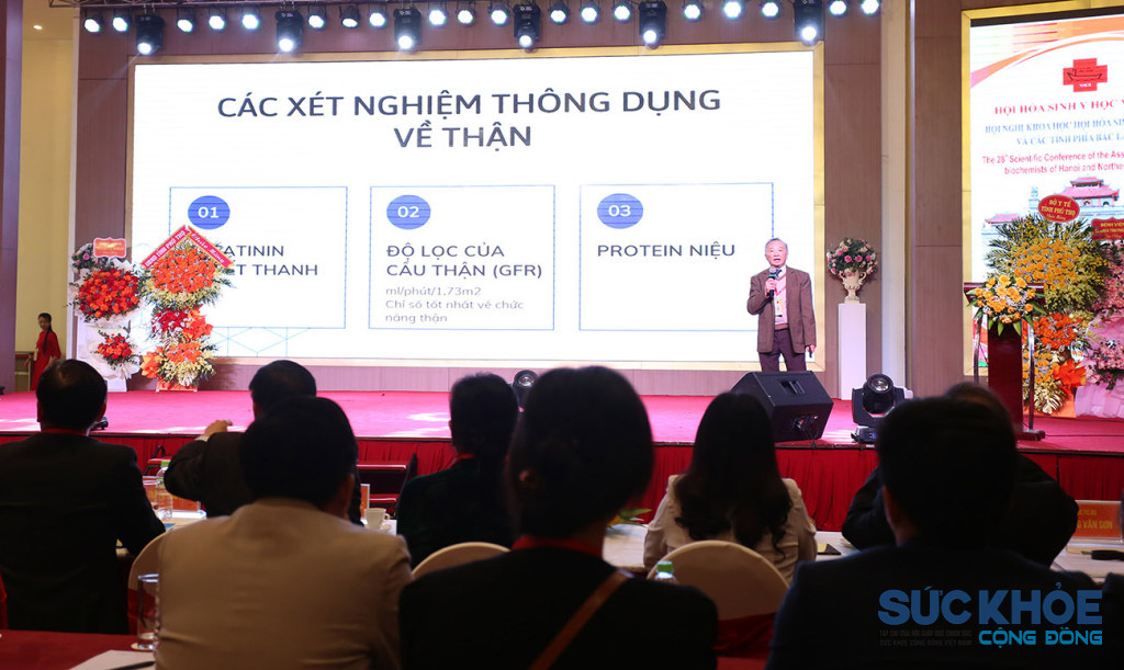 Chuyên gia trình bày báo cáo tổng quan “Các xét nghiệm hoá sinh bệnh đường tiết niệu”(ảnh ĐT)
