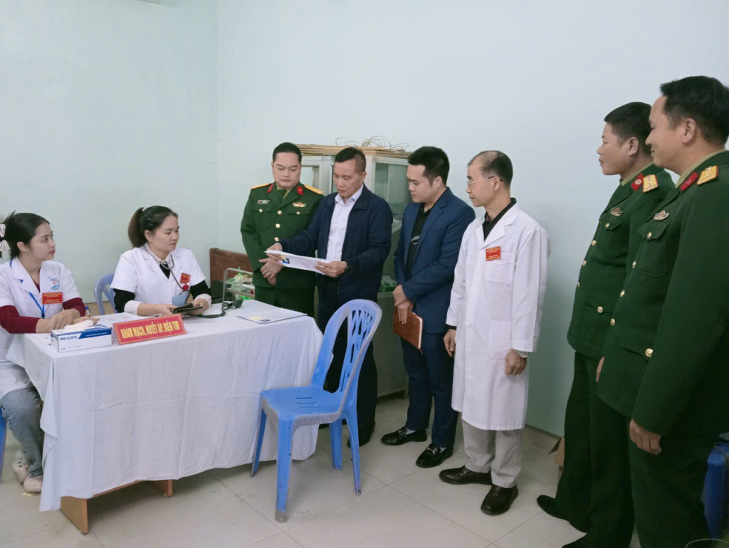 kiểm tra công tác khám tuyển NVQS tại Hội đồng khu vực Sơn Động (Ảnh: Sở Y tế Bắc Ninh)