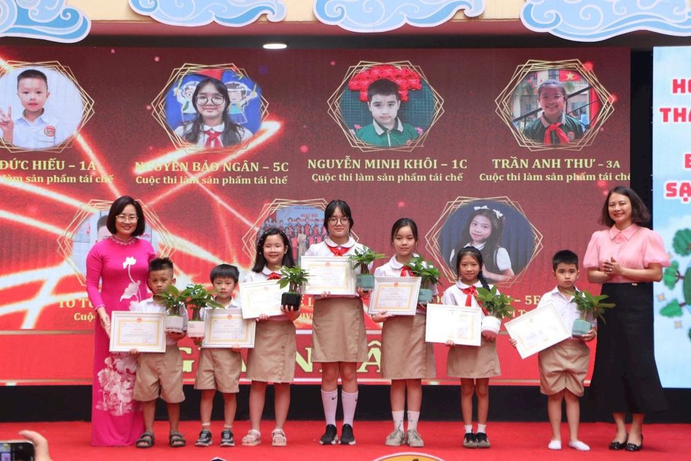 Học sinh Thủ đô thi tài làm sản phẩm tái chế (Ảnh: Lê Nguyễn)