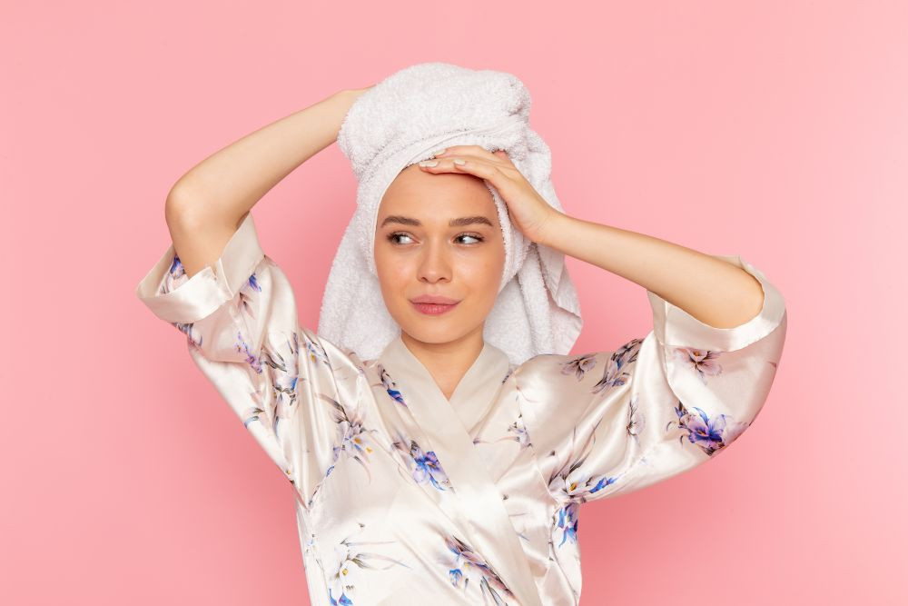 Dùng khăn có chất liệu dễ thấm hút để lau tóc (Ảnh minh họa)

