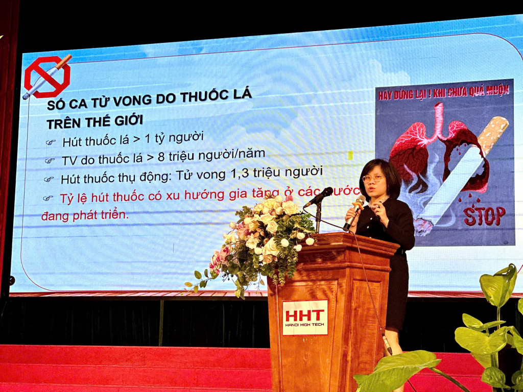 Th.S, Bác sỹ Nguyễn Thị Hồng Xuân, cán bộ CDC Hà Nội giới thiệu và hướng dẫn các kiến thức cơ bản về thuốc lá điện tử, thuốc lá nung nóng, tác hại của các loại thuốc lá, các chất hướng thần có tác dụng tương tự dạng bào chế ma túy như “nước vui” “bóng cười”, núp bóng thuốc lá…