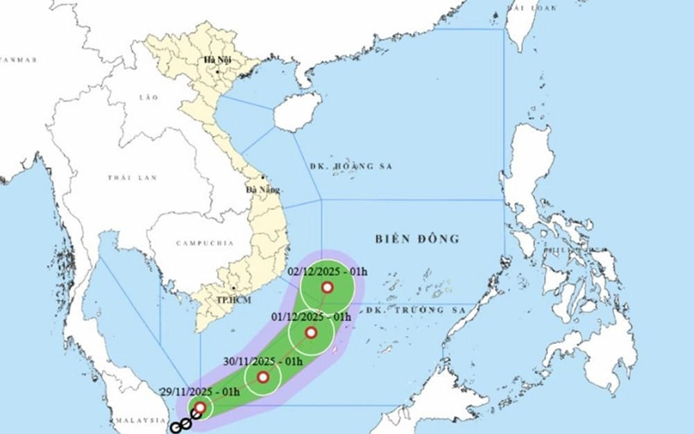 Dự báo trong 24 giờ tới, áp thấp nhiệt đới đi vào Biển Đông. (Ảnh: NCHMF)