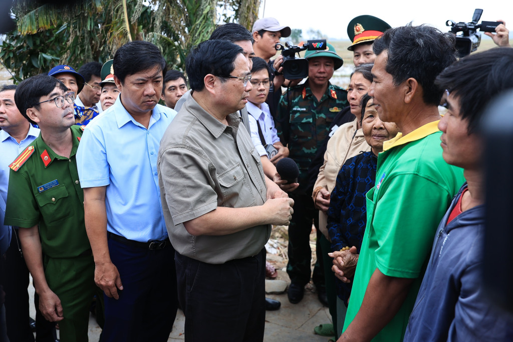 Thủ tướng Phạm Minh Chính thăm, động viên bà con nhân dân thôn Phú Hữu, xã Hòa Thịnh (Ảnh: VGP/Nhật Bắc)