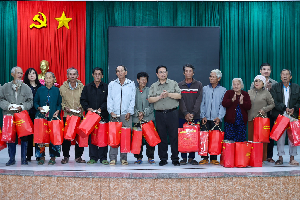 Thủ tướng Phạm Minh Chính động viên, tặng quà hỗ trợ bà con nhân dân thôn Phú Hữu, xã Hòa Thịnh (Ảnh: VGP/Nhật Bắc)