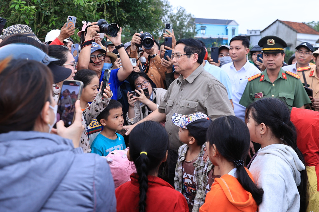Trước khi di chuyển vào xã Hòa Thịnh, Thủ tướng Phạm Minh Chính thăm, động viên bà con nhân dân thôn Phú Thứ, xã Tây Hoà (Ảnh: VGP/Nhật Bắc)